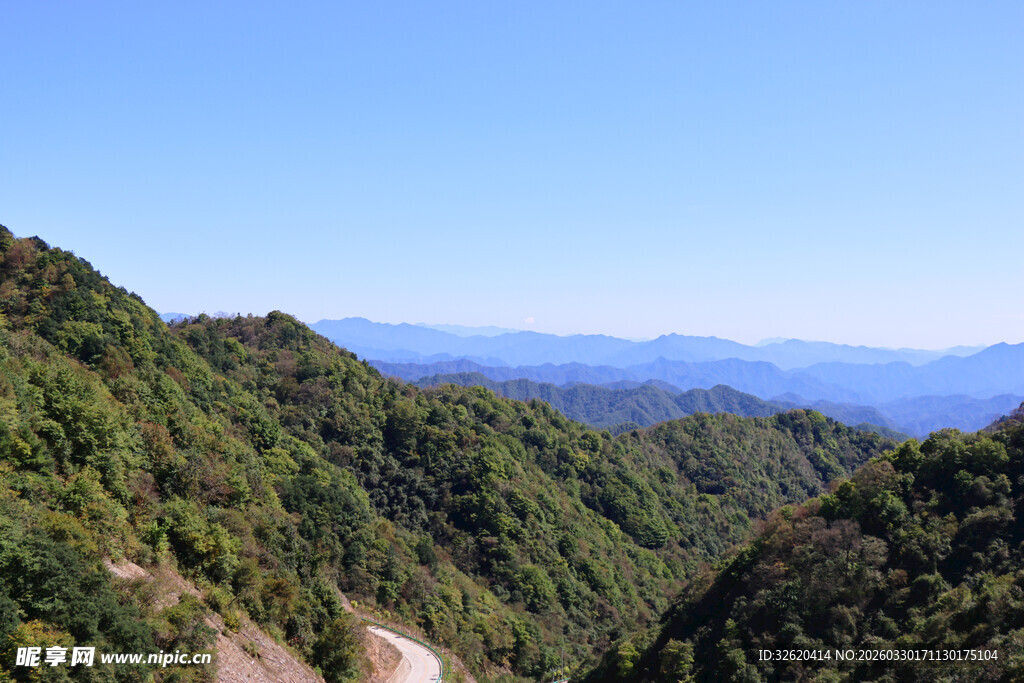 山峦叠翠的壮美自然景观