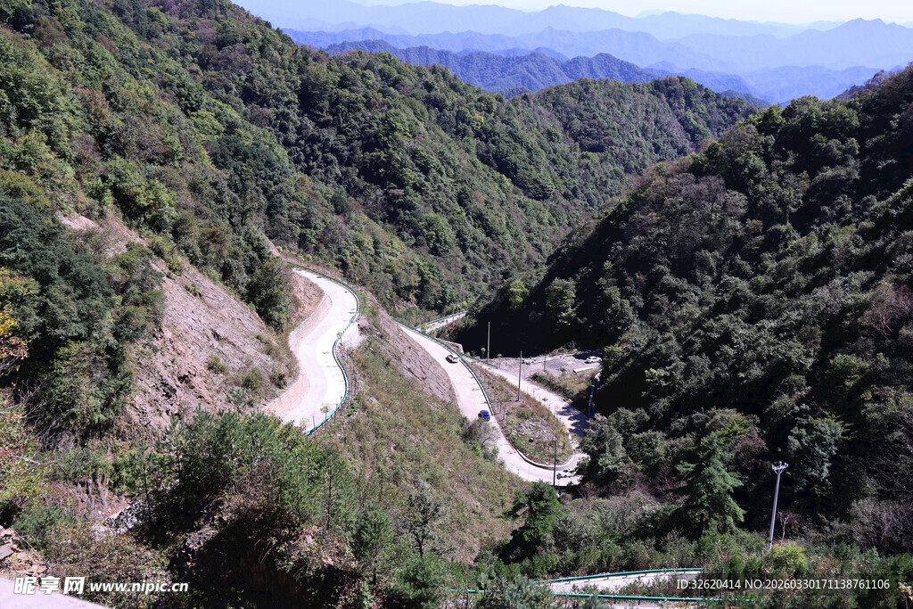 蜿蜒山路穿梭于翠绿山间