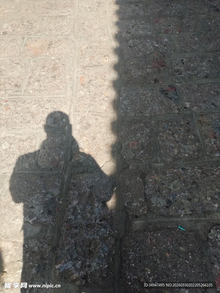 地面上的人物影子特写