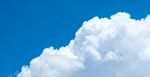 蓝天中的蓬松白云