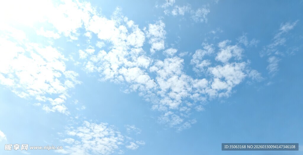 晴朗蓝天飘浮朵朵白云