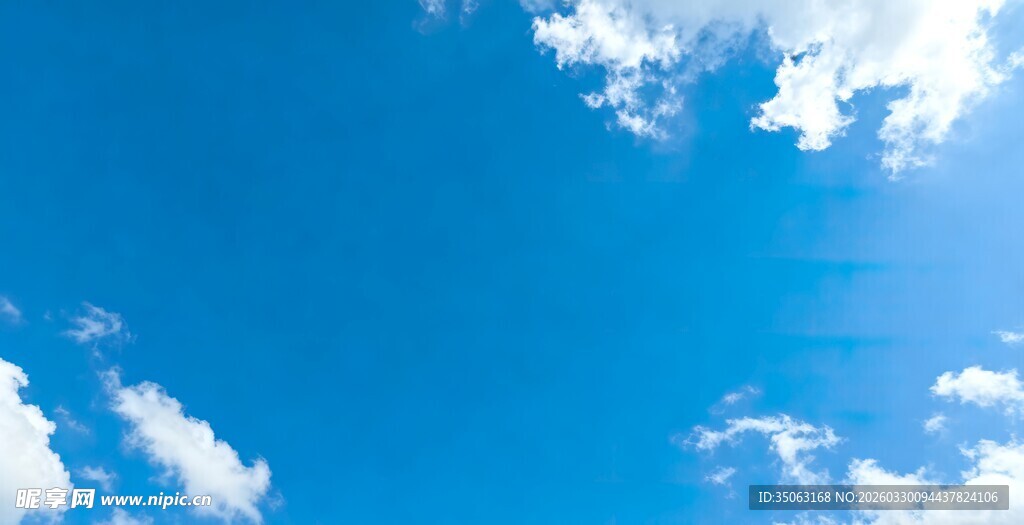 晴朗蓝天与飘浮白云