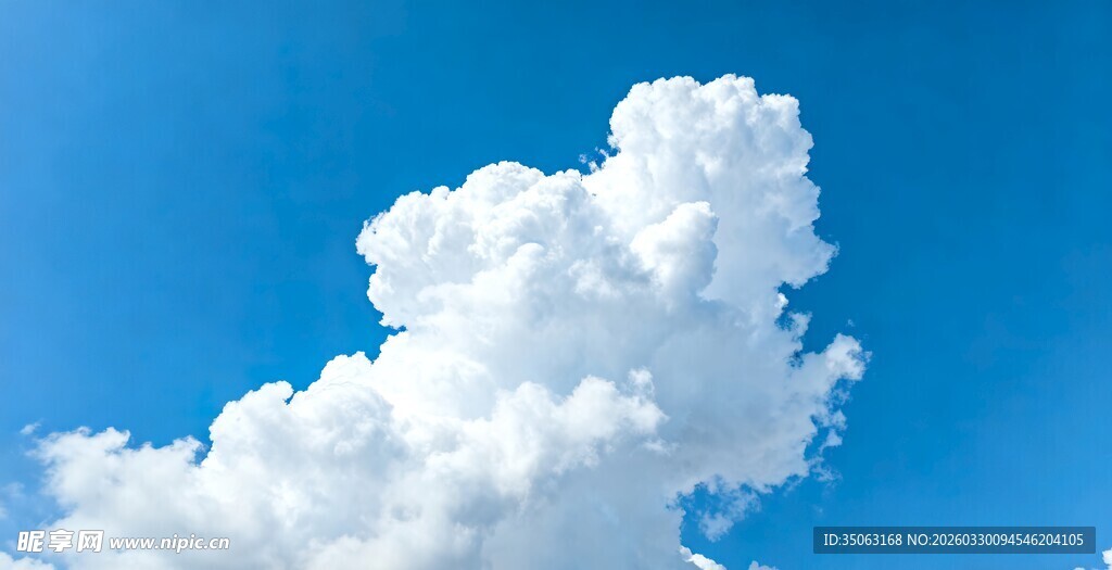 蓝天下的蓬松白云