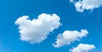 蓝天中的蓬松白云