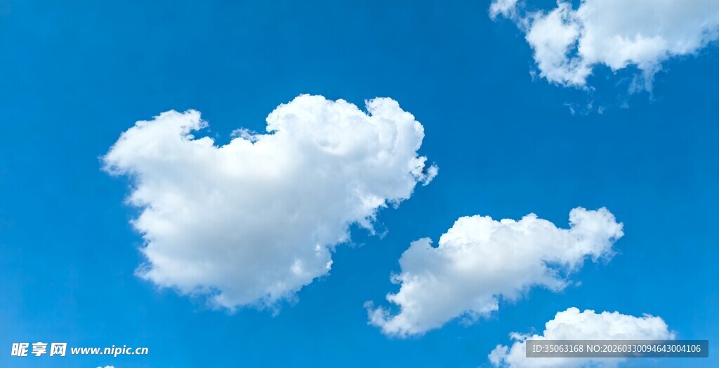 蓝天中的蓬松白云