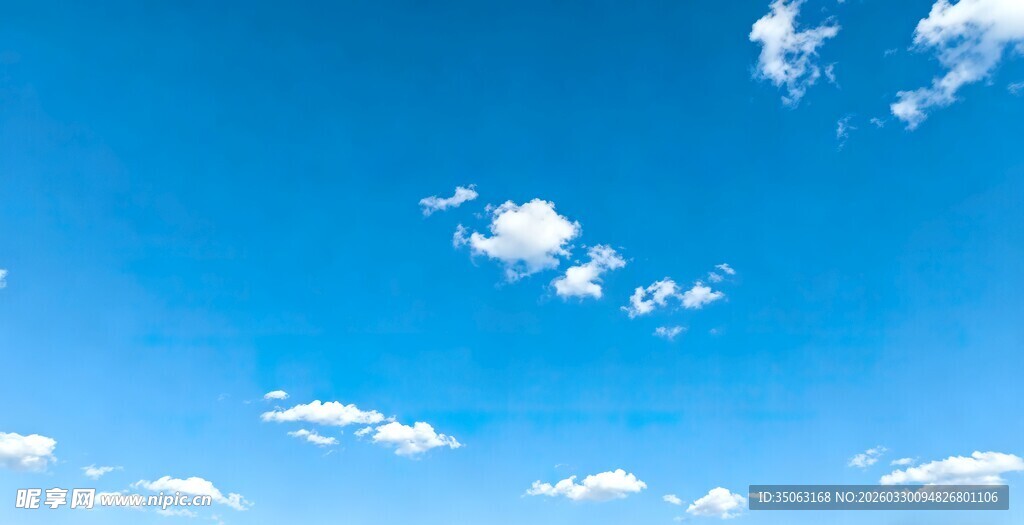 晴朗蓝天飘着几朵白云