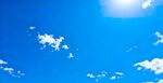 晴朗蓝天飘浮朵朵白云
