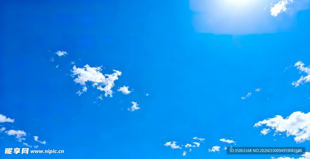 晴朗蓝天飘浮朵朵白云