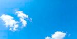 蓝天中的几朵白云