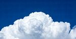 蓝天下的蓬松白云