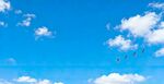 蓝天飘白云的美丽景象