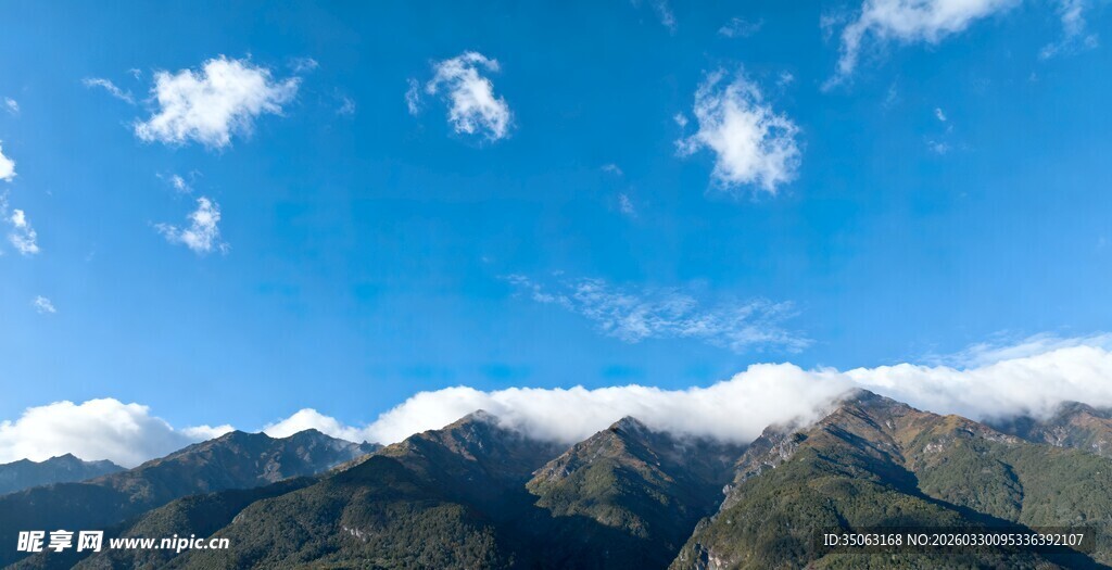 蓝天白云下的壮丽山峦