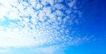 晴朗蓝天飘浮朵朵白云