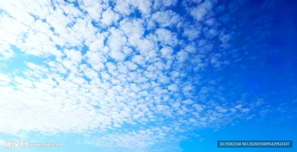 晴朗蓝天飘浮朵朵白云