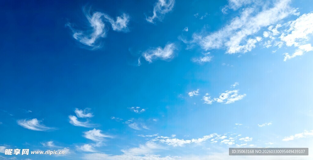 晴朗蓝天飘着朵朵白云