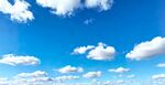 晴朗蓝天飘着朵朵白云