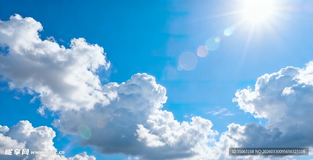 晴朗蓝天与蓬松白云