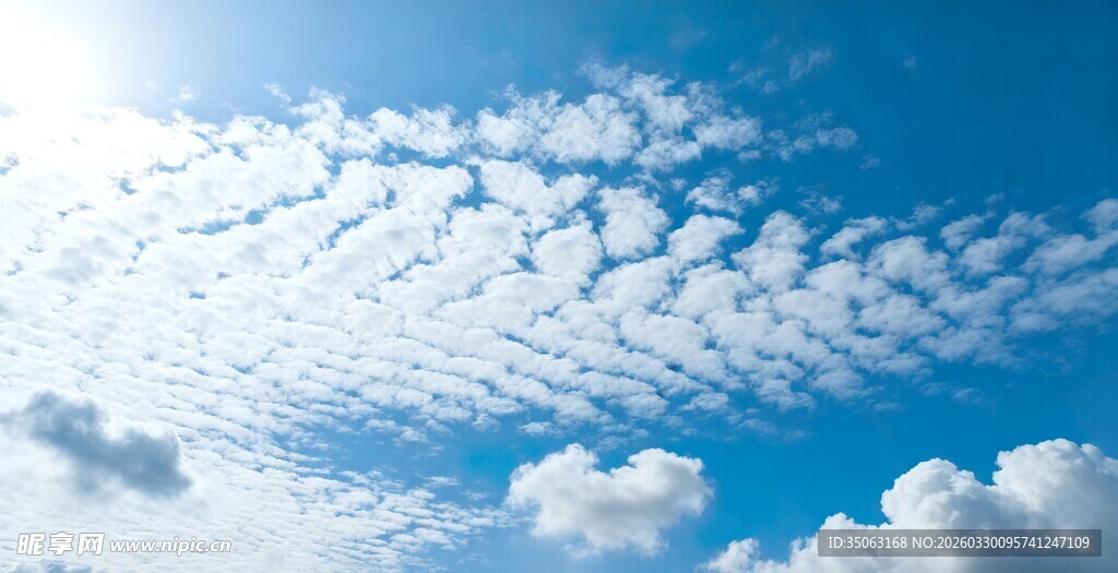 晴朗蓝天与飘逸云朵