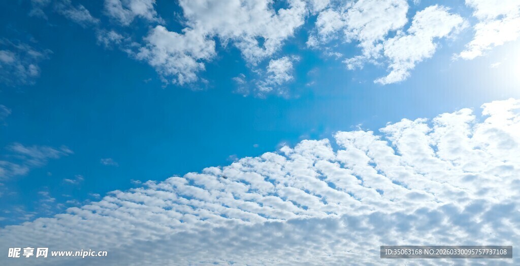 蓝天之上的梦幻云景