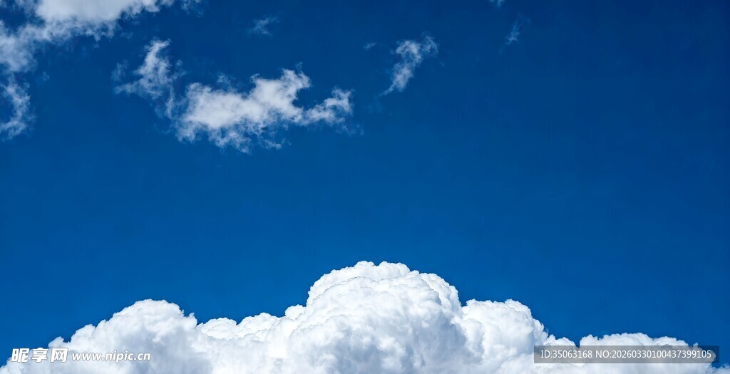 蓝天中的蓬松白云