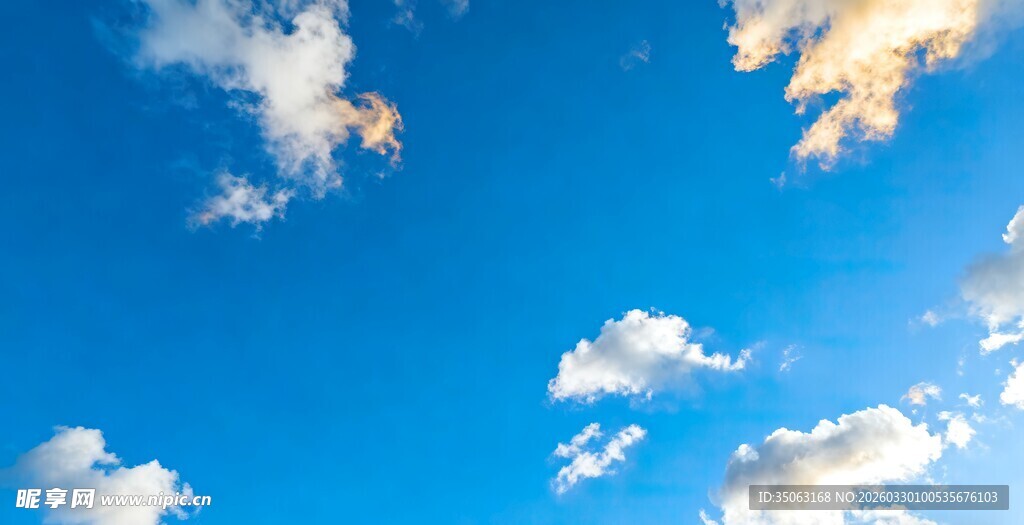 晴朗蓝天飘着朵朵白云