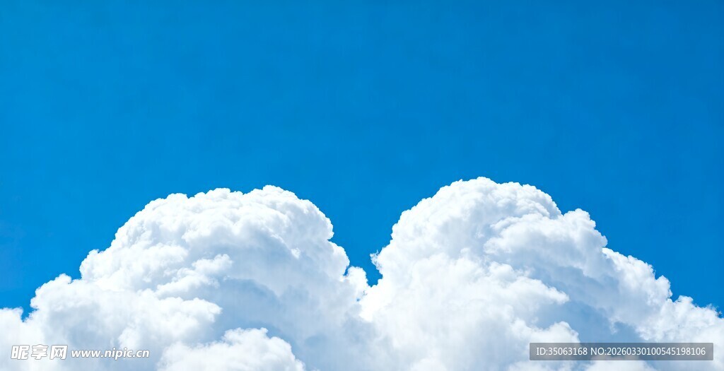 蓝天中的蓬松云朵