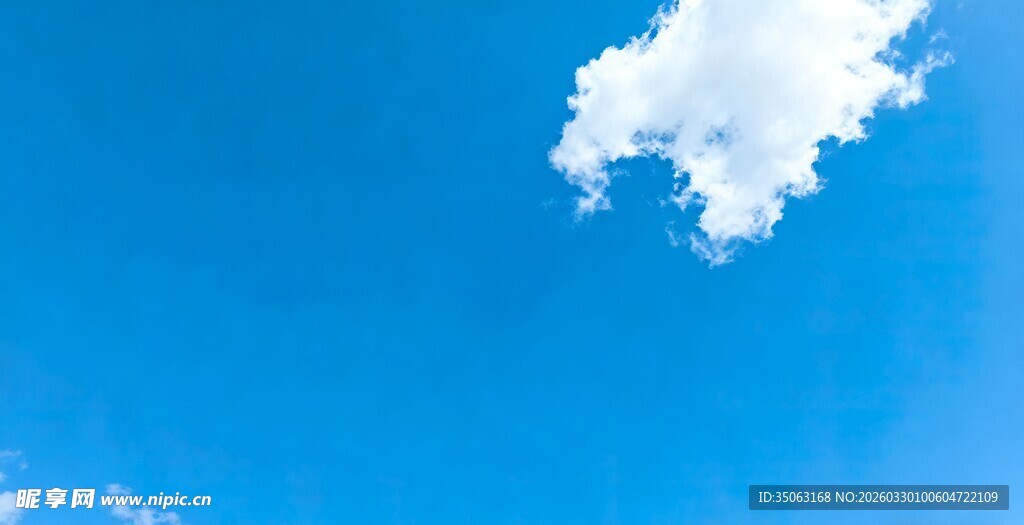 蓝天中的一朵白云