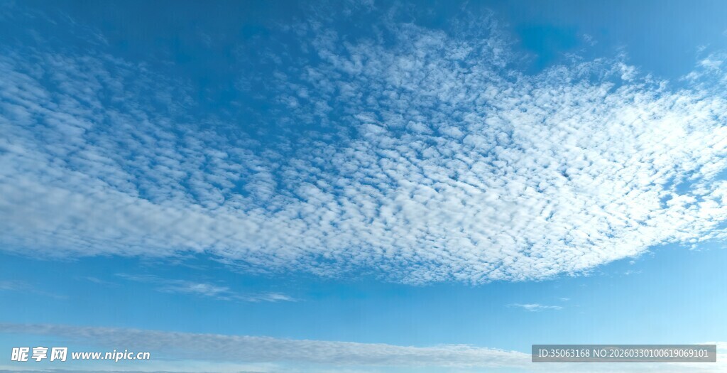蓝天飘絮状白云