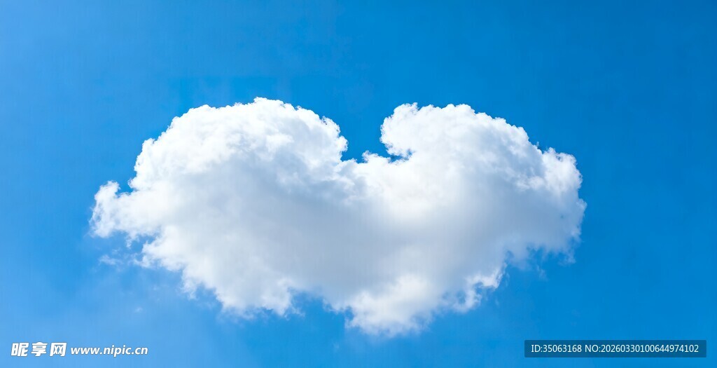 心形云朵飘于蓝天