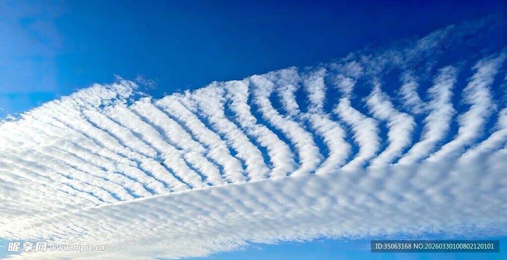 壮观的波状卷积云景观