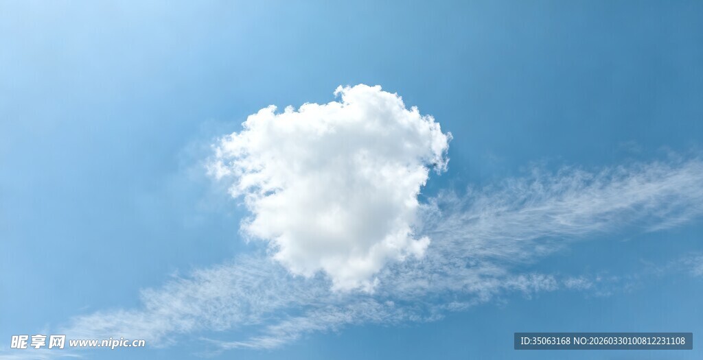 蓝天下的孤独白云