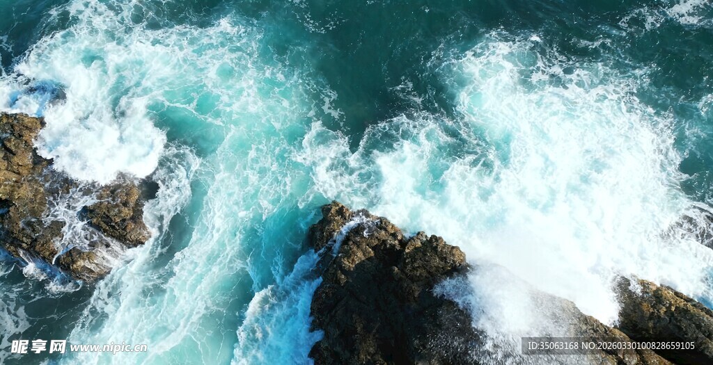 海浪拍击礁石的壮阔景象