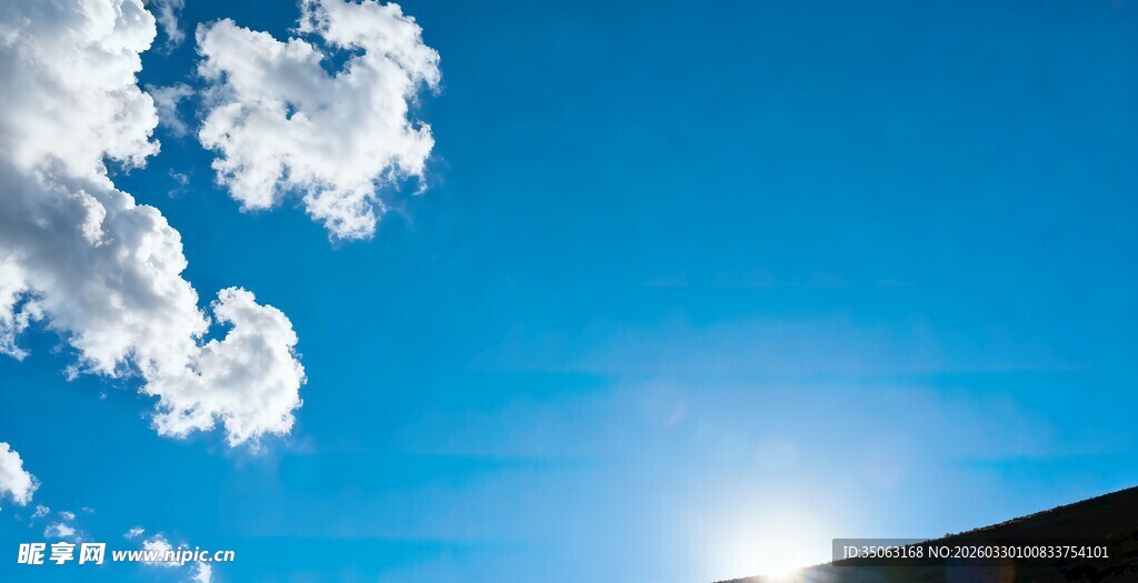 蓝天中的白云与建筑一角
