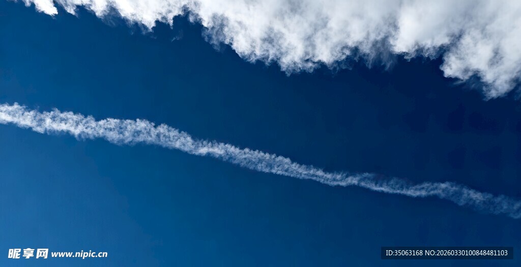 蓝天中飞机留下的白色尾迹