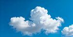 蓝天下的蓬松白云