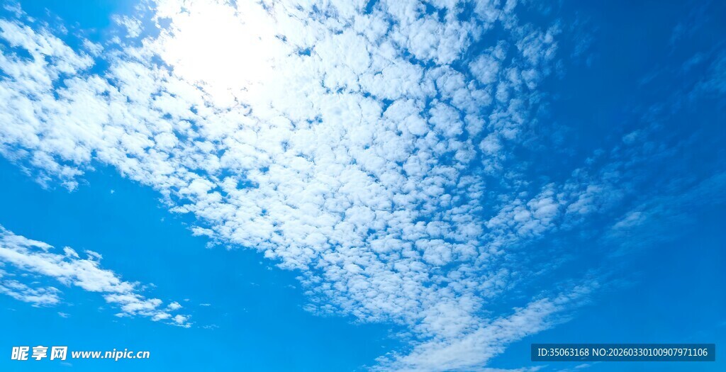 晴朗蓝天飘逸白云