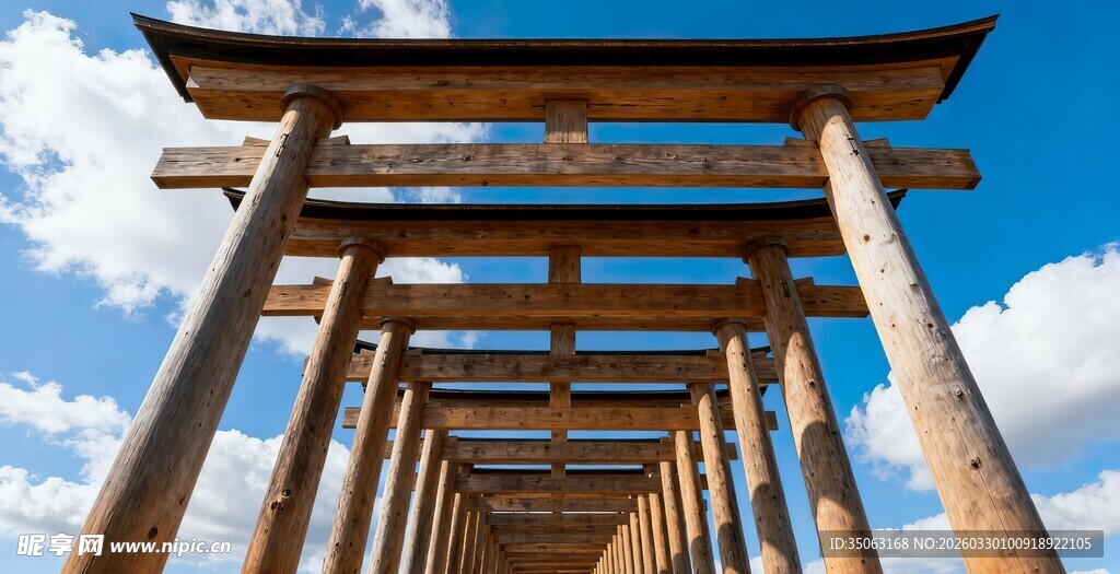 木质牌坊下的开阔天空