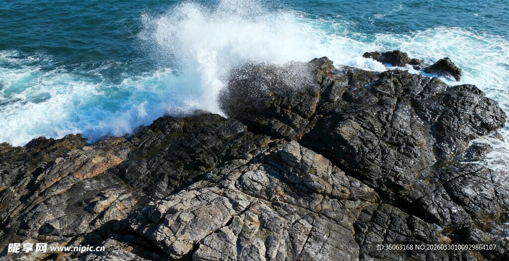 海浪拍击嶙峋礁石