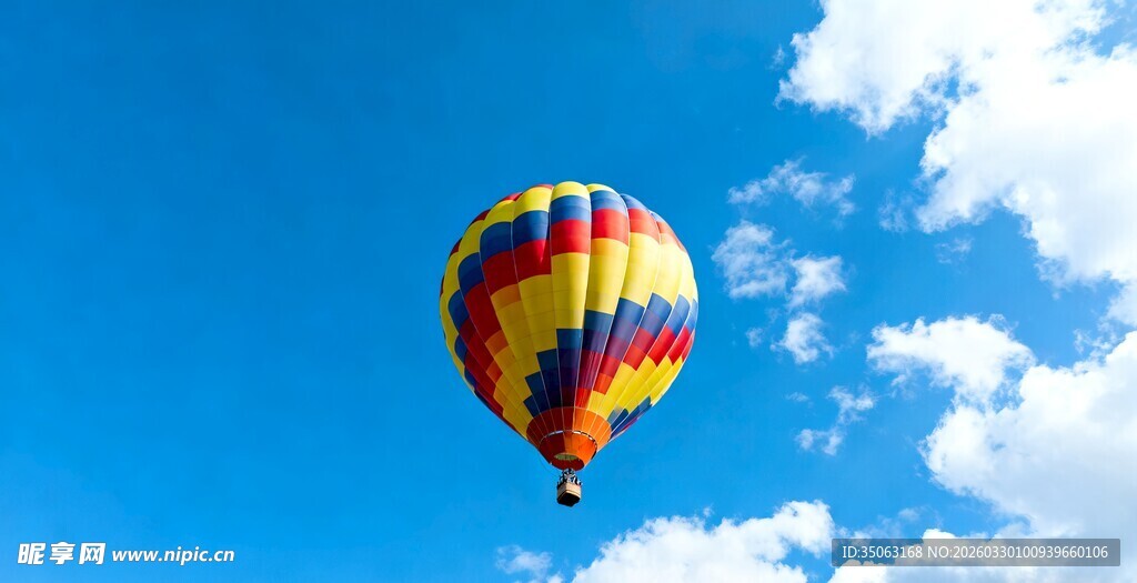 蓝天下的彩色热气球