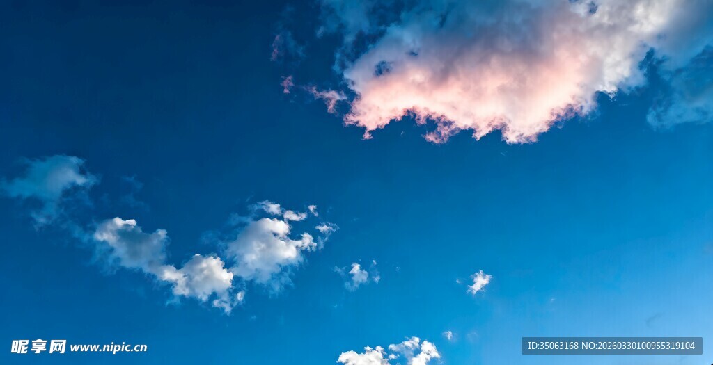 蓝天飘着几朵梦幻云彩