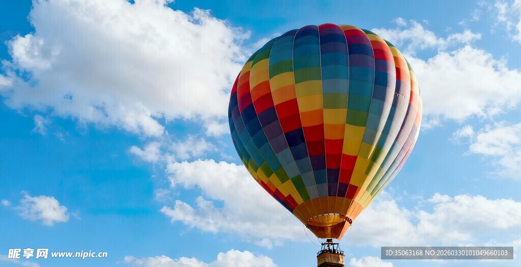 蓝天下的多彩热气球