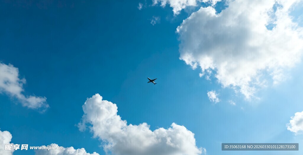 晴朗蓝天飘着朵朵白云