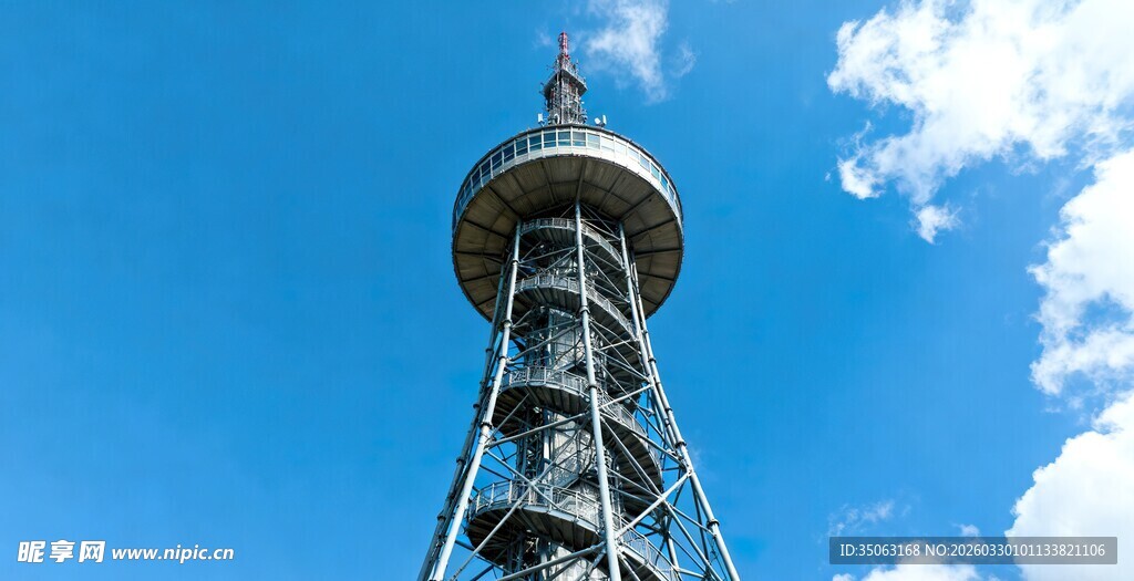 高耸入云的电视塔