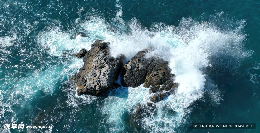 海上礁石迎击汹涌海浪