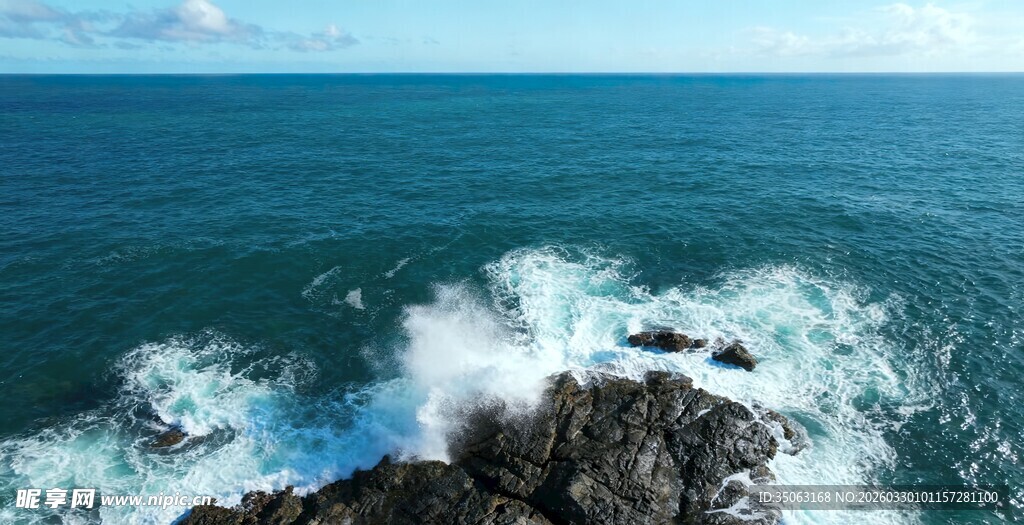 海浪拍击礁石的壮阔海景