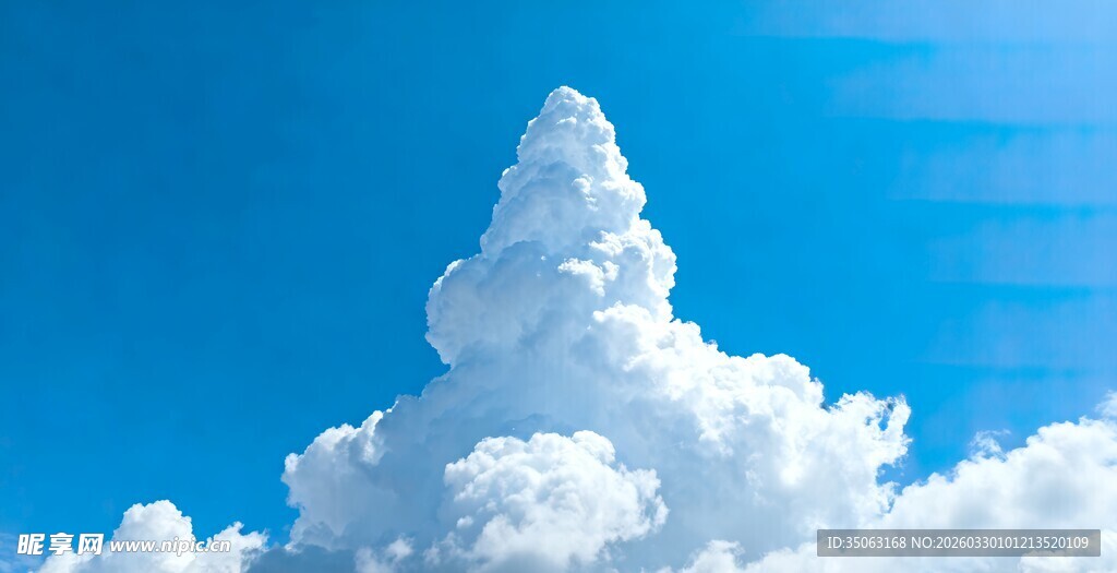 蓝天之下的巍峨积云