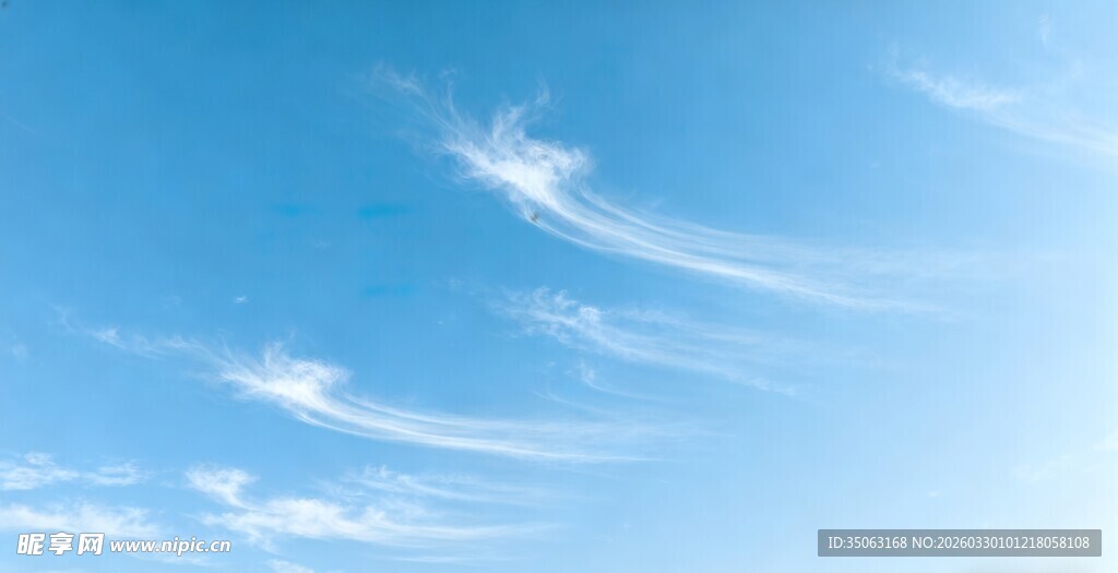 蓝天飘着卷云