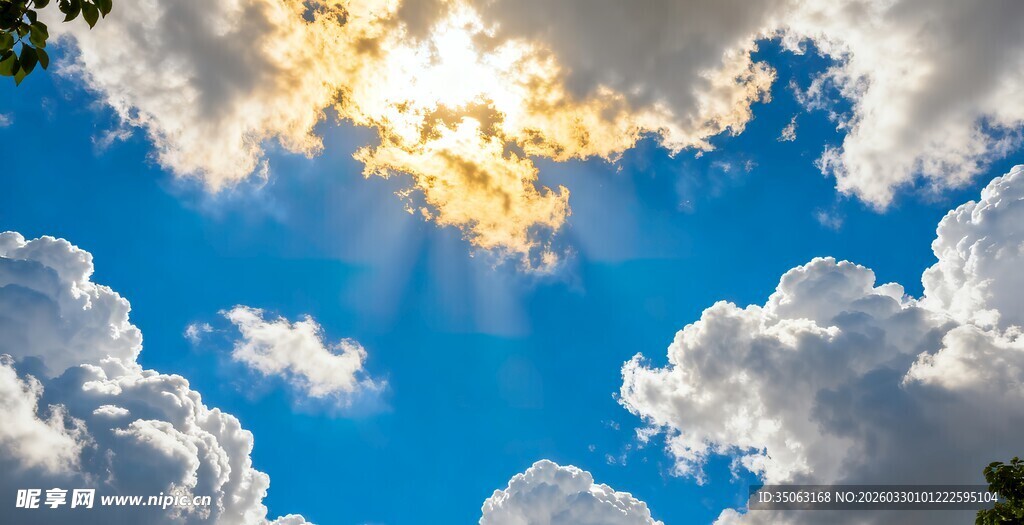 蓝天白云下的灿烂阳光