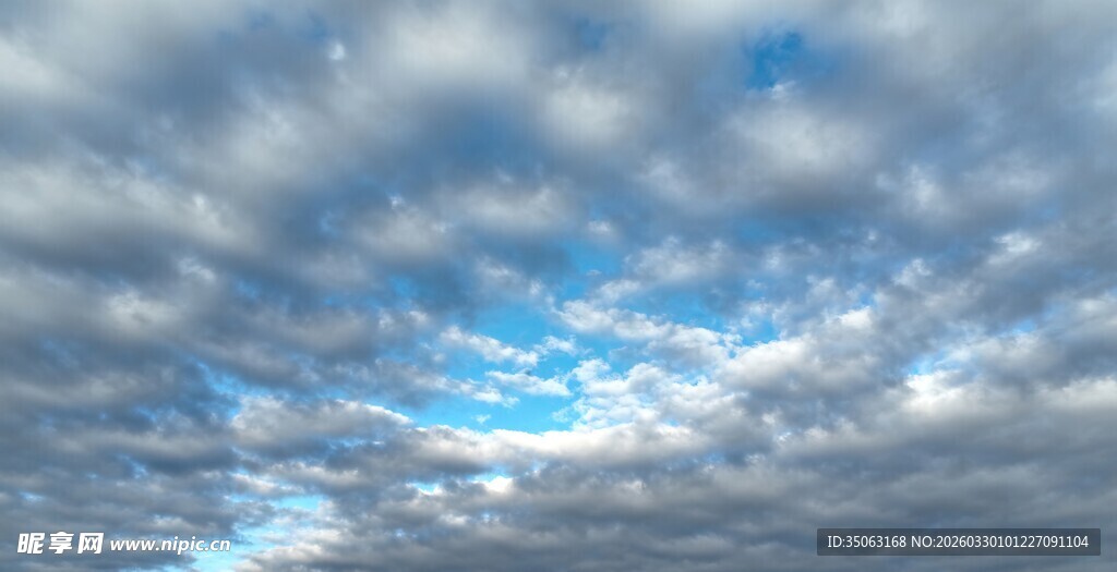 天空中的云层与蓝天