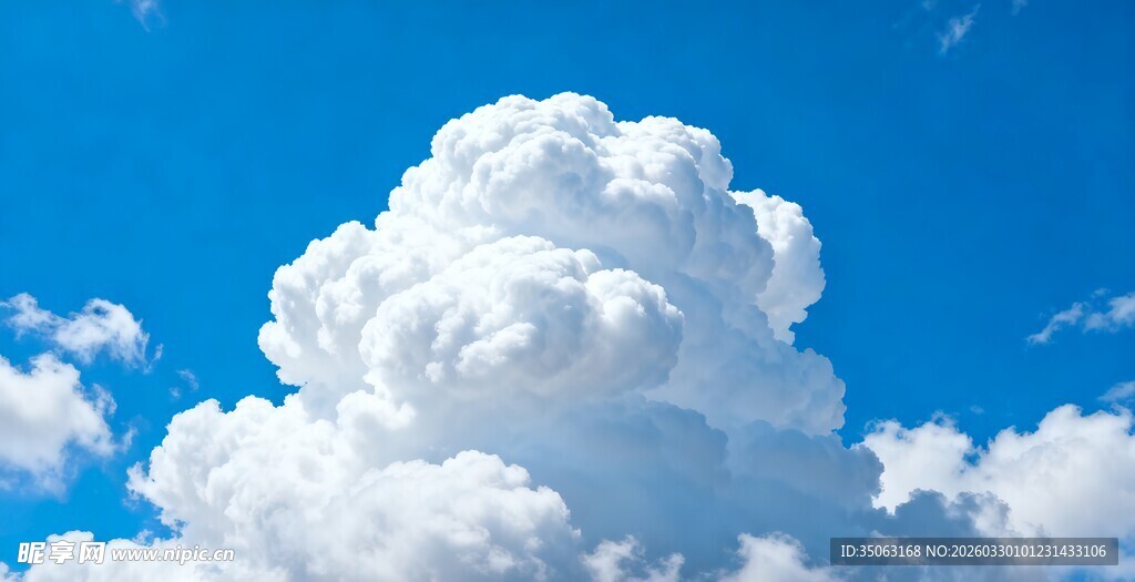 蓝天下的蓬松大朵白云
